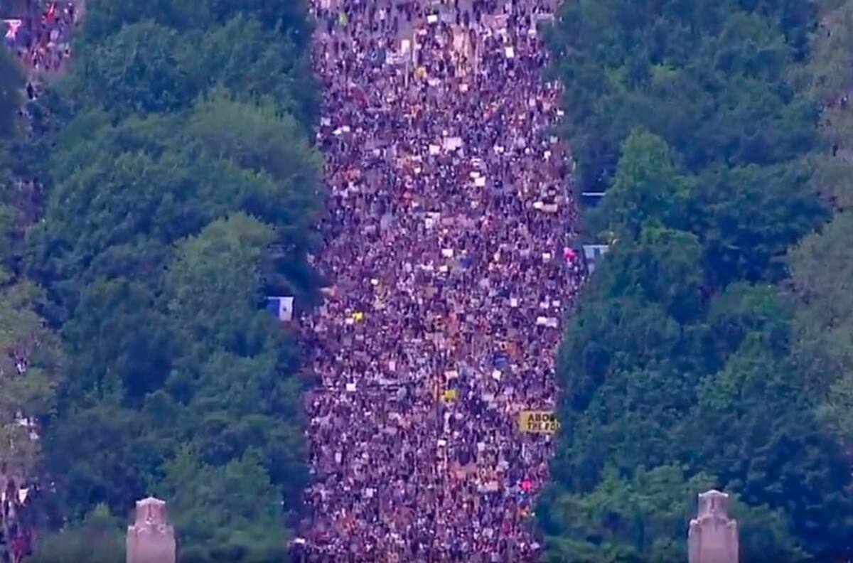 La multitudinaria protesta contra el racismo en Filadelfia