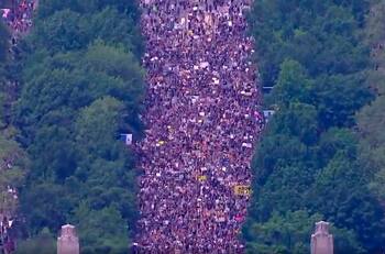 La multitudinaria protesta contra el racismo en Filadelfia