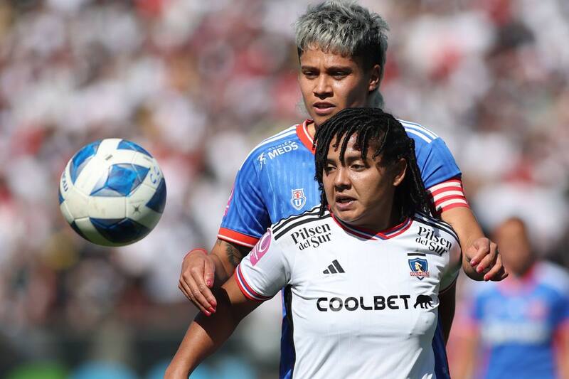 La colocolina Ysaura Viso disputa el balón con Fernanda Pinilla, de Universidad de Chile, en el Superclásico Femenino. Foto: Prensa Colo Colo.