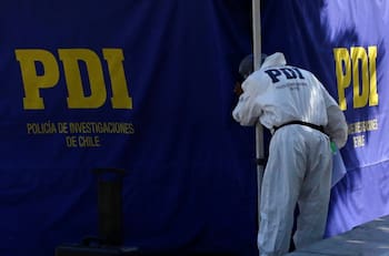 Mujer muere tras ser baleada en la puerta de su casa en Santiago Centro