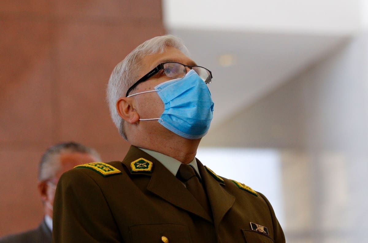 Tuiteros explotan contra general director de Carabineros tras cortar entrevista por casos de corrupción en la institución