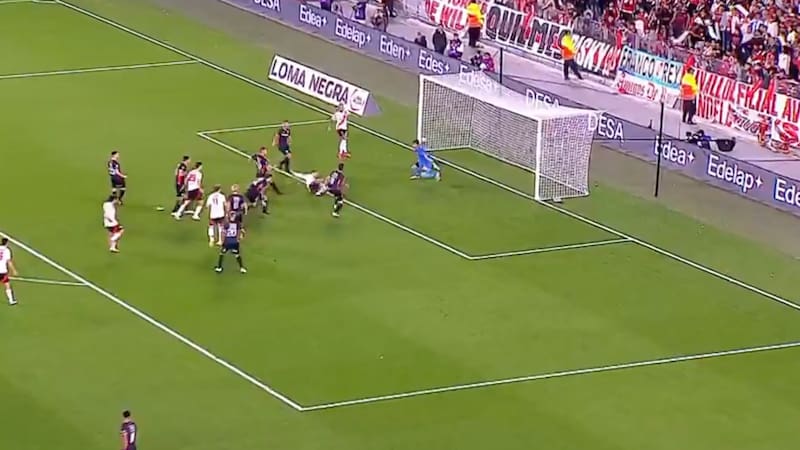 Paulo Díaz apareció en el área y anotó este gol en el duelo de River Plate vs. Barracas Central