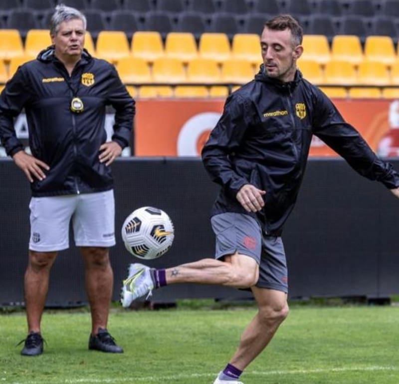 El director técnico junto a Damián Díaz, exjugador de la UC, en Barcelona de Ecuador.
