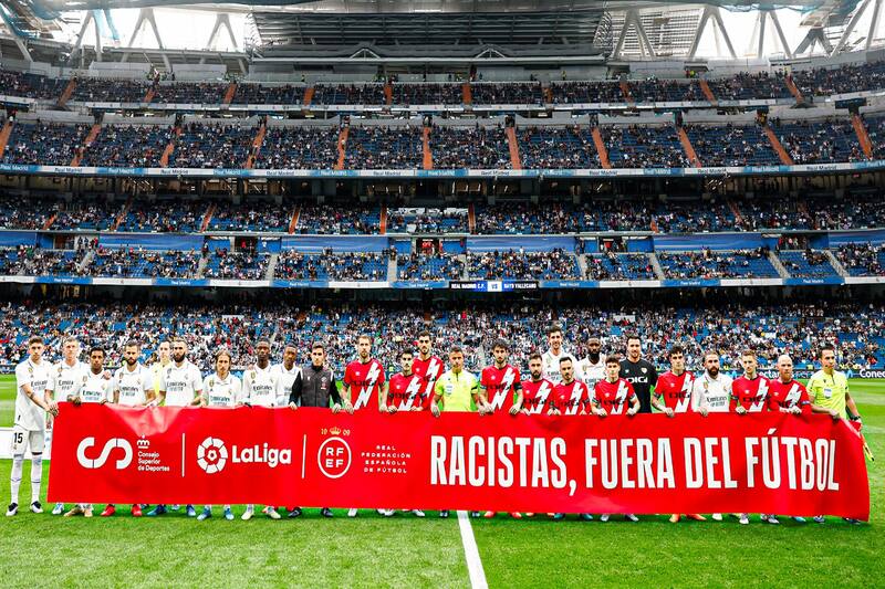 Real Madrid vs Rayo Vallecano: un partido en que el lema era luchar contra el racismo y que terminó con una impresentable voltereta de la hinchada local. Foto: Twitter Real Madrid.