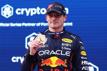 VIDEO | Salió volando la gorra: El percance que sufrió Max Verstappen previo al Sprint del Gran Premio de Austria