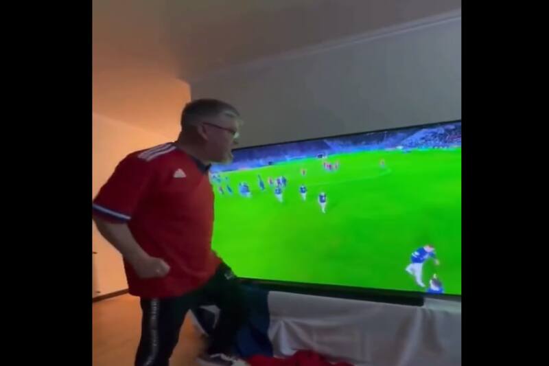 La furibunda reacción de un hincha chileno ante el empate de La roja vs Paraguay.