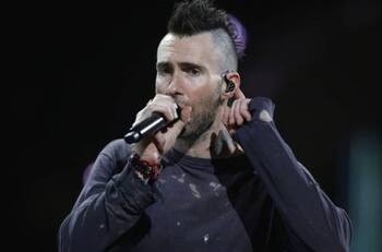 "Hola po', olvidón": Chilenos no perdonan a Adam Levine y lo siguen molestando a un año de su show con Maroon 5 en el Festival de Viña