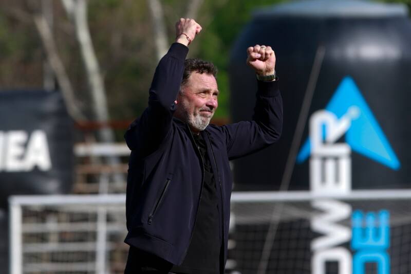 se prepara pa volver a dirigir. Foto: Aton.