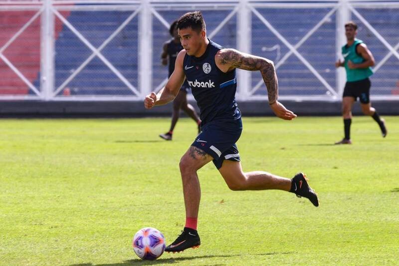San Lorenzo de Almagro buscaría finiquitar al lateral chileno Álex Ibacache.