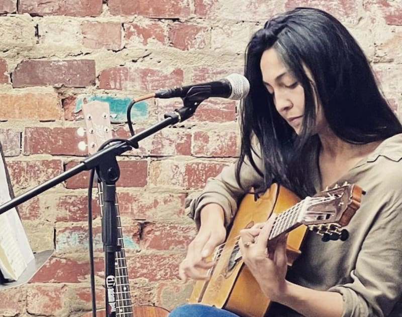 Actualmente vive en Australia.