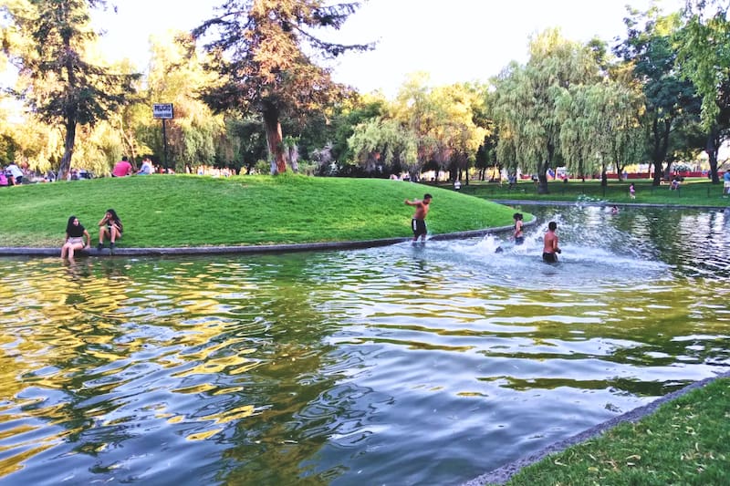 Un espacio artificial que invita a refrescarse de las altas temperaturas. Créditos: Google Maps.