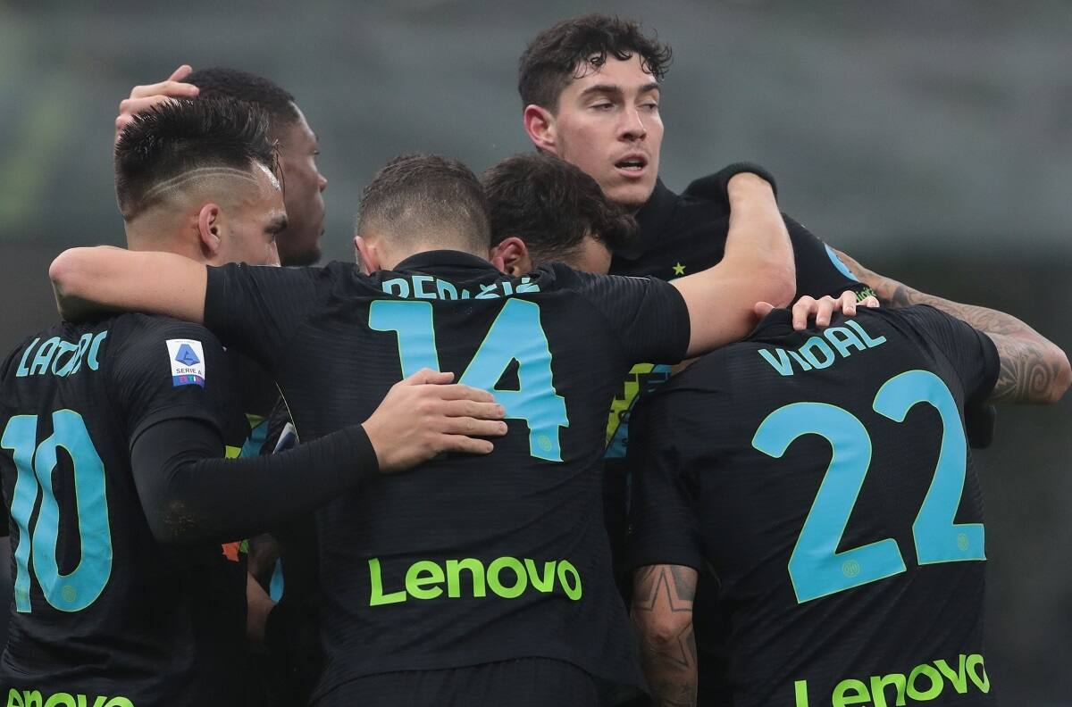 Inter de Vidal y Sánchez finalizó el 2021 con un triunfo sobre el Torino que lo deja como líder exclusivo de la Serie A