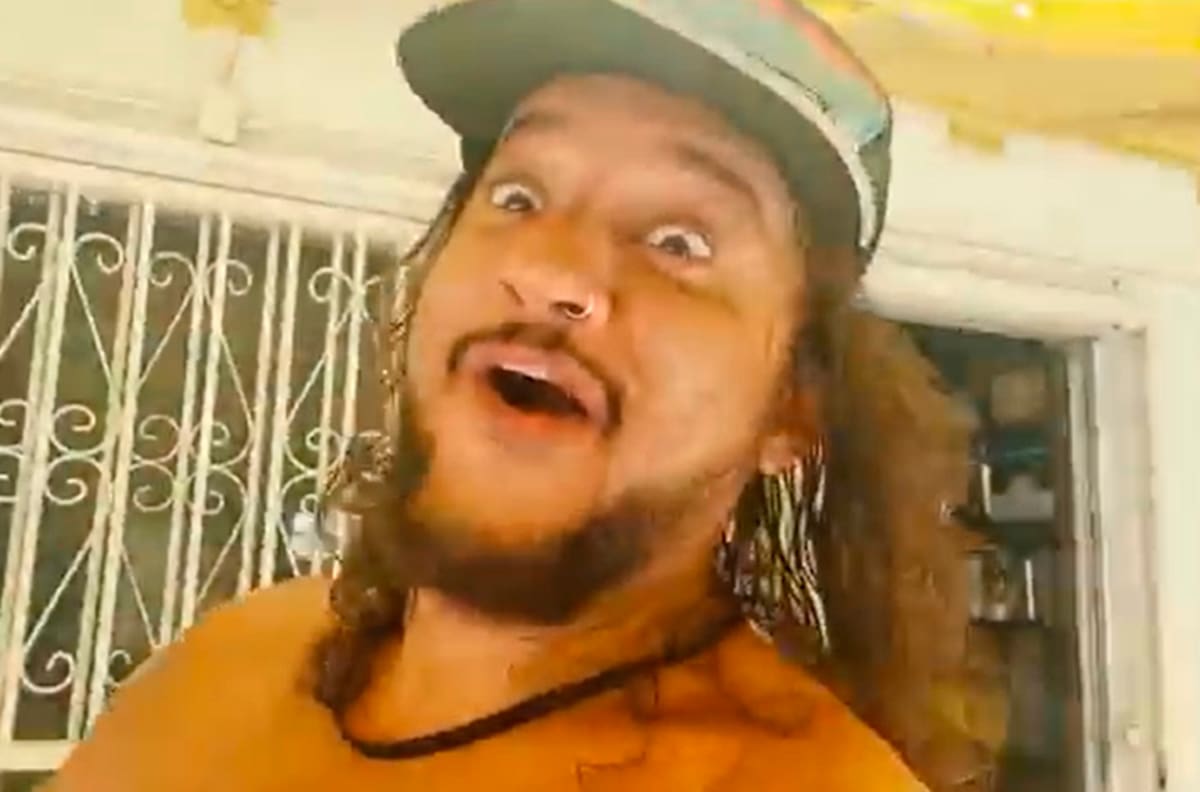 El Bananero se aburrió de la cuarentena y se puso a surfear en su casa