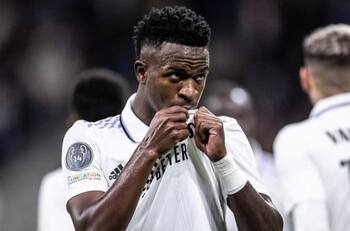 Vinicius vuelve a sufrir insultos racistas en España, manda potente mensaje a La Liga y ésta le responde: "Infórmate mejor"