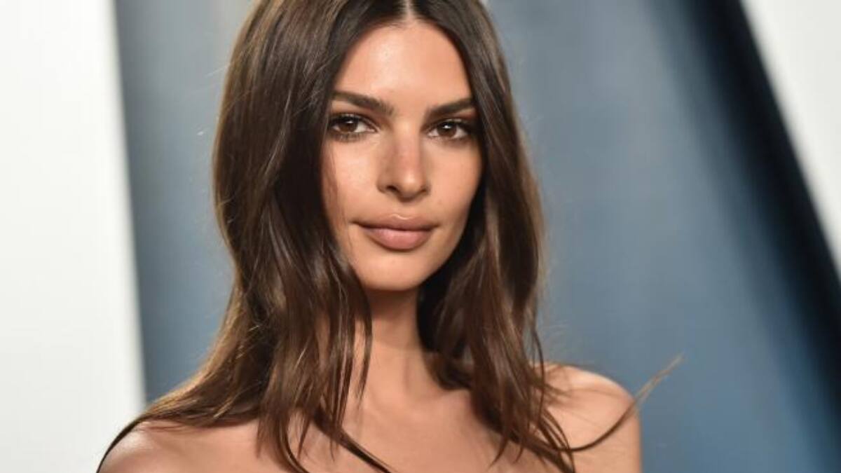 Emily Ratajkowski luce su avanzada panza de embarazada en un paseo nocturno