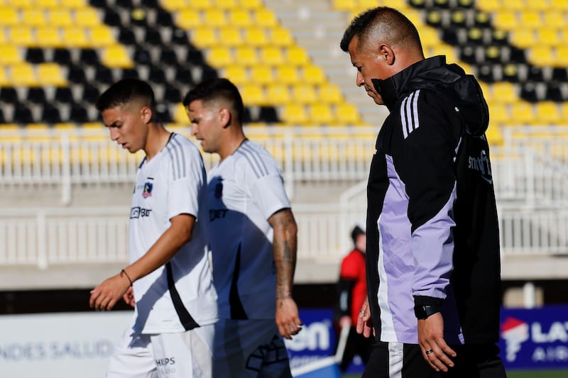 El entrenador de Colo Colo camina por la cornisa, aunque la dirigencia aún no se da por informada.