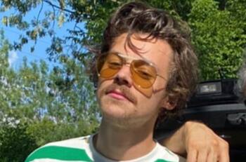 Harry Styles sorprendió a sus fanáticos con un renovado look vintage