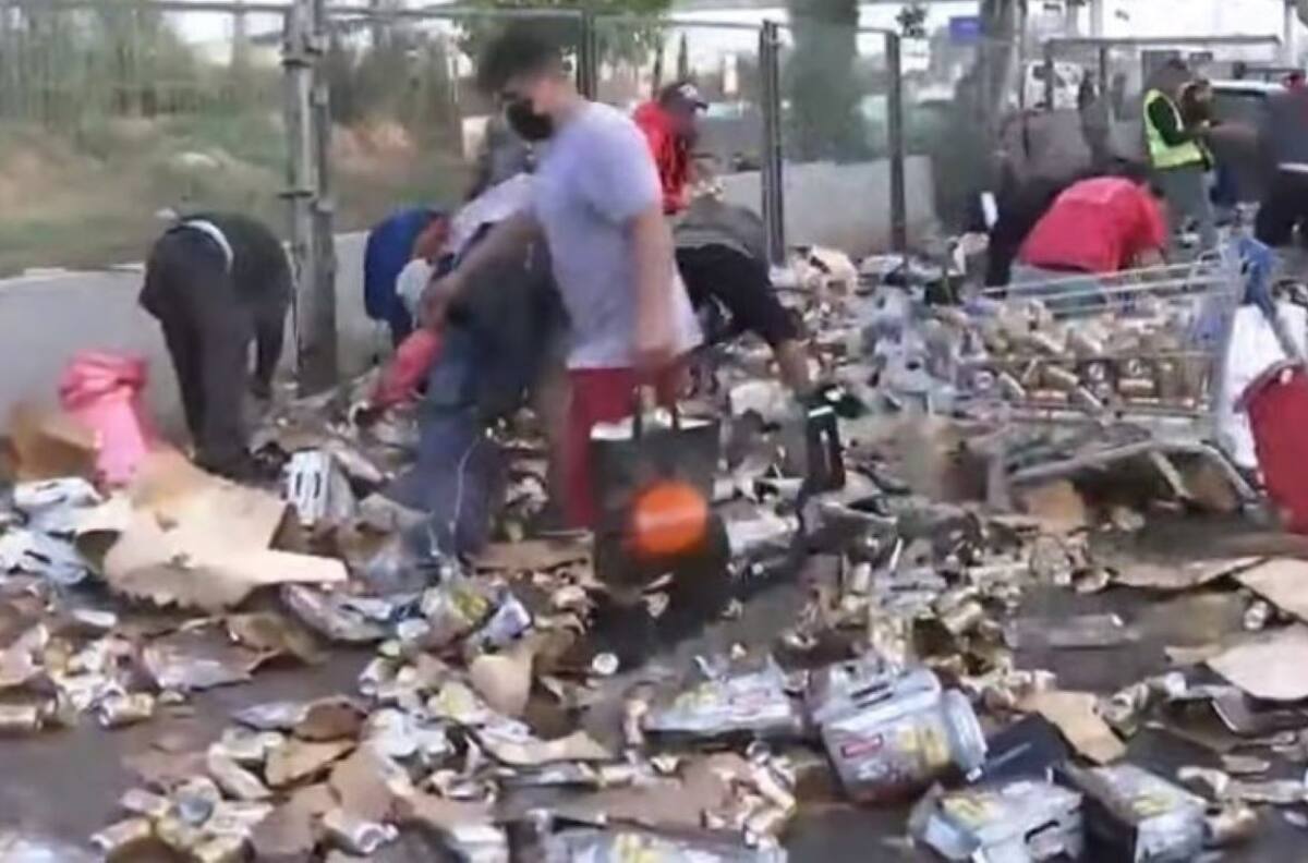 VIDEO | Lo Valledor: Camión con cervezas fue saqueado tras desparramar su carga en plena calle