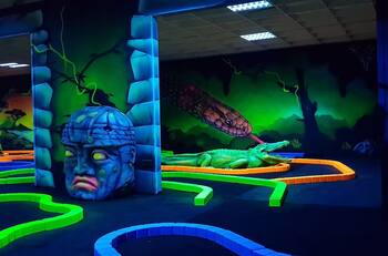 Este club de minigolf con temática selvática está ubicado en pleno centro de Santiago