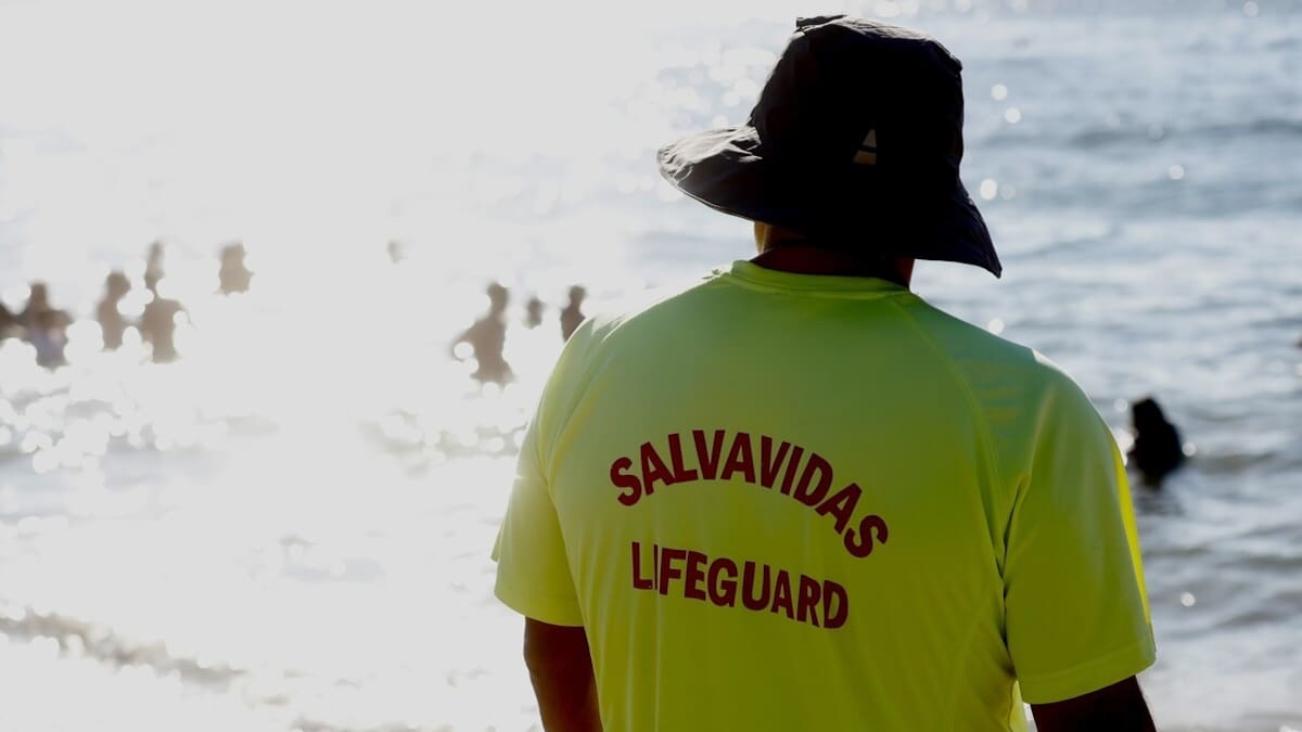 VIDEO | Salvavidas fueron agredidos por grupo de sujetos en Playa Chica de Papudo