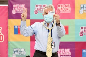 Los memes en Twitter fueron el efecto secundario de la vacunación del ministro Enrique Paris contra el Covid-19