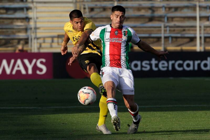 Futbol, Palestino vs Guarani
Copa Libertadores 2020
El jugador de Palestino Jonathan Benitez disputa el balon con Ivan Ramirez de Guarani durante el partido por Copa Libertadores disputado en el estadio San carlos de Apoquindo de Santiago, Chile.
20/02/2020
Jonnathan Oyarzun/Photosport
Football, Palestino vs Guarani.
Libertadores Cup Championship 2020
Palestino's player Jonathan Benitez battles for the ball against Ivan Ramirez of Guarani during Libertadores Cup football match held at the San carlos de Apoquindo stadium in Santiago, Chile.
20/02/2020
Jonnathan Oyarzun/Photosport