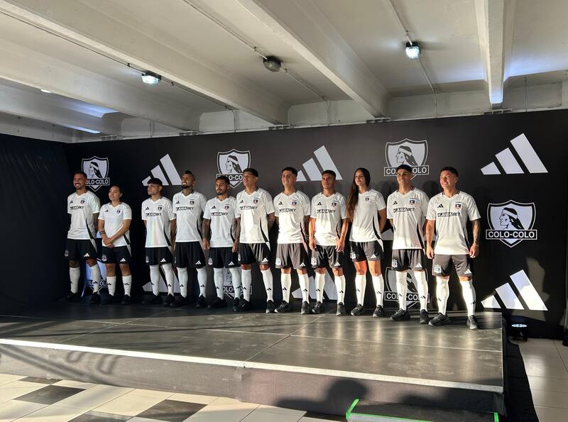 Los jugadores y jugadoras del Cacique con la indumentaria 2025.