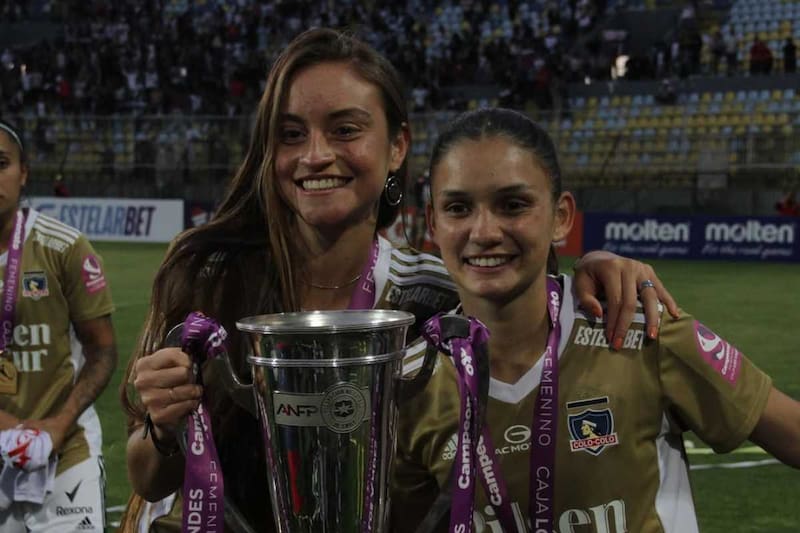 Junto a Isidora Olave celebrando un título de las albas. Foto: @antoalarconlazcano en Instagram