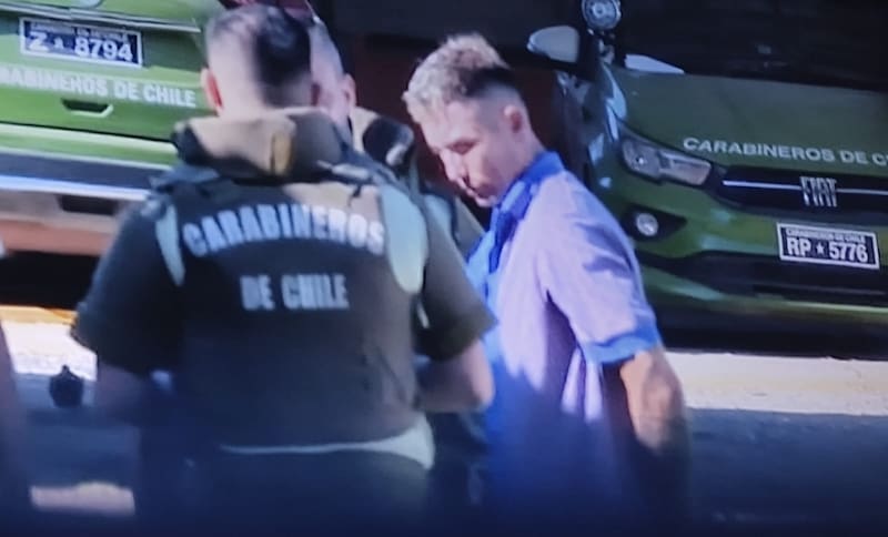 siendo detenido por Carabineros.