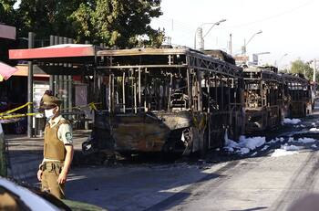 Intendente Guevara por quema de 4 micros RED: “Fueron graves atropellos a los derechos humanos”
