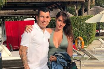 De negro y en familia: El elegante look de Cristina Morales en el Año Nuevo junto a Gary Medel