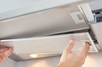 “Lo vamos a hacer sin químicos”: Influencer española enseña la forma correcta de limpiar los filtros de la campana