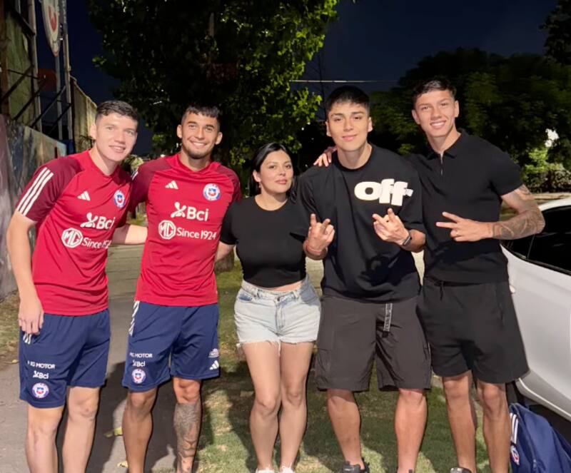 junto a jugadores de la U (Agustín Arce, Yahir Salazar y Fernando Osorio).