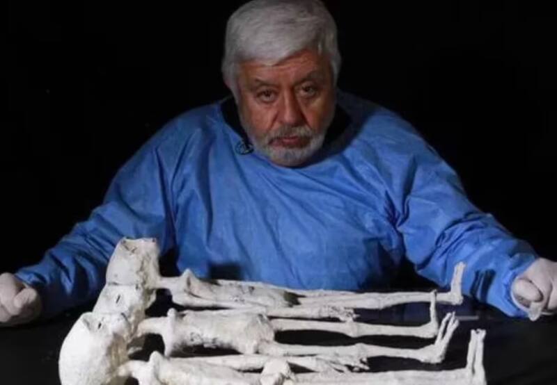 El periodista mexicano experto en ufología Jaime Maussan ha levantado polvo esta semana por los supuestos cuerpos alienígenas presentados en el congreso de México | Foto: EFE/History Chanel