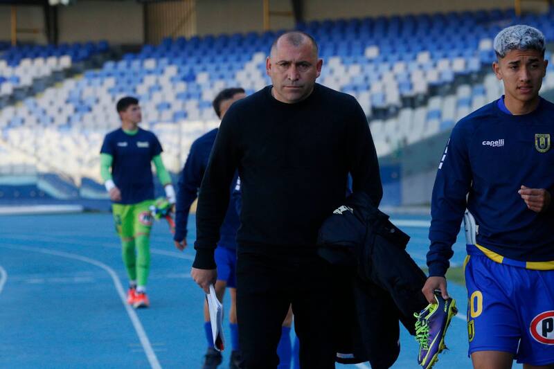 El DT armó con ojo clínico el plantel de la U de Conce que se quedaría con el título de la Liga de Ascenso 2025. Foto: Agencia Aton.