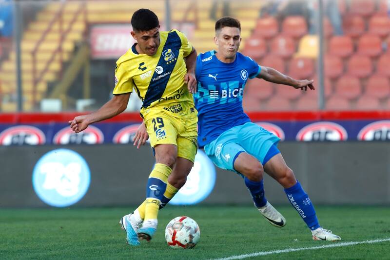 chocan en el Estadio Sausalito. Foto: Agencia Aton.
