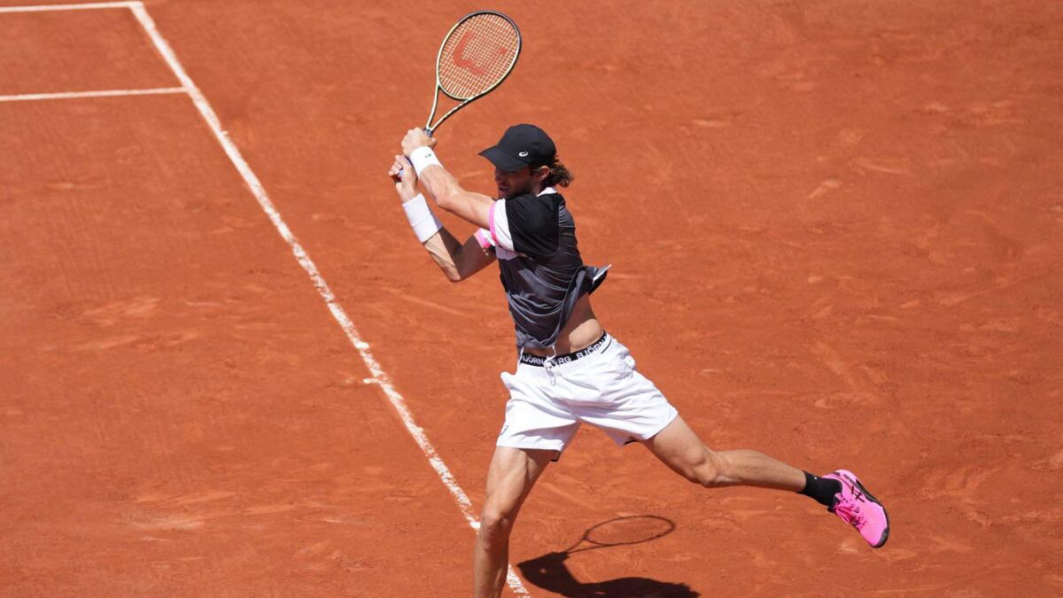 El tenista chileno Nicolás Jarry haciendo un movimiento con su raqueta en Roland Garros 2023.