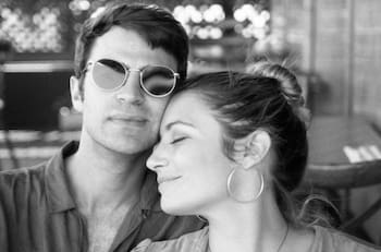 Josefina Fiebelkorn muestra cómo su pequeño hijo ayuda con la limpieza en la casa