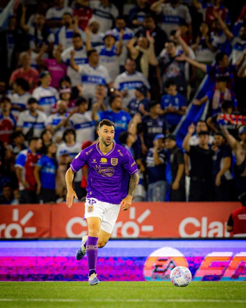 El defensa jugando con Deportes Concepción ante la UC en el Claro Arena.