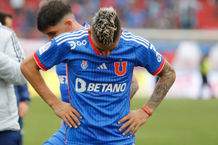Leandro Fernández lamentando el resultado de la U con Colo Colo. Foto: Aton.