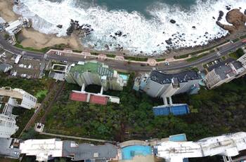 Evacuan edificio en Reñaca ante socavón provocado por las lluvias