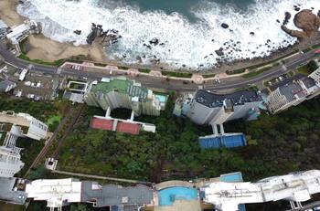 Evacuan edificio en Reñaca ante socavón provocado por las lluvias