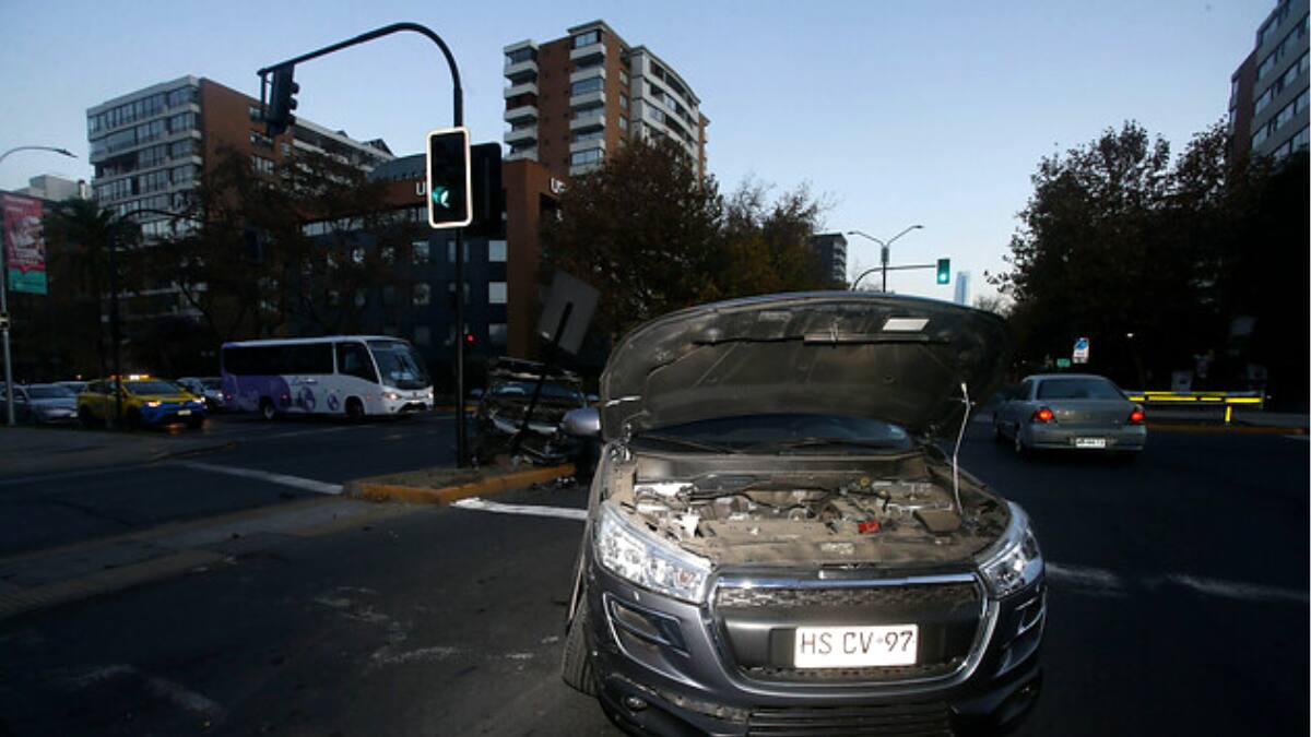 Choque múltiple en Lo Barnechea dejó 10 personas lesionadas: Dos están graves