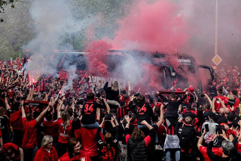siendo recibido por sus hinchas en Alemania.