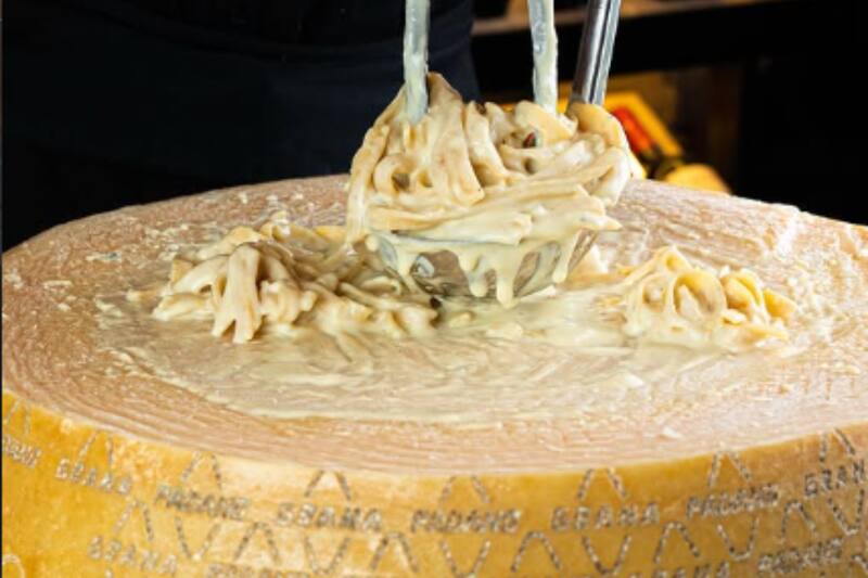 El clásico del local, una pasta que pasa por la rueda de queso y le agrega más sabor a la experiencia.
Foto: @IG bellaciao_cl.