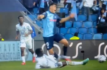 VIDEO | Damián Pizarro debutó en Le Havre y recibió brutal patada en la Ligue 1