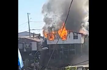 VIDEO | Incendio consume estructura en cerro Playa Ancha: Hay peligro de propagación