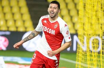 Mónaco felicitó a Guillermo Maripán por su gol al PSG escribiendo: "Weón qué golazo"