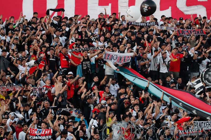 La Garra Blanca en el estadio Monumental de Colo Colo (Foto: Aton)