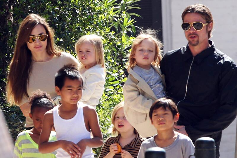 Angelina Jolie y Brad Pitt junto a sus hijos cuando eran pequeños